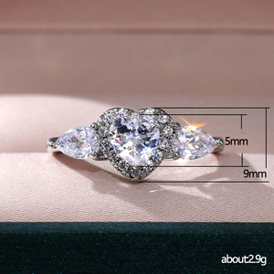 Anello da Donna F739 in Oro Bianco con Diamante Naturale Taglio a Pera Colore D, Anello di Fidanzamento con Diamanti Laterali - Product Image 6