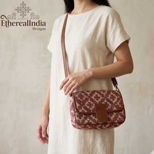 Bolso Bandolera Rosa con Estampado de Bloques, de Algodón, Estilo Boho Étnico, con Solapa y Correa de Cuero, Venta al por Mayor, Exportación India - Product Image 1