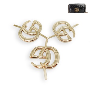 ป้ายเสื้อผ้าออกแบบพิเศษระดับพรีเมียม โลโก้โลหะแบรนด์ดัง โลโก้นักออกแบบสำหรับกระเป๋าถือ - Product Image 1