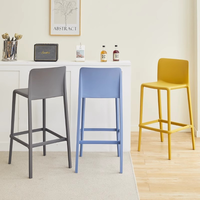 Tabourets de bar en plastique colorés de style simple, mobilier de bar pratique pour les cafés, les bars, les salons, l'extérieur et l'usage quotidien