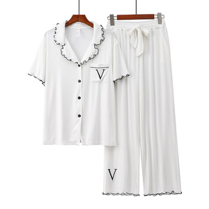 PJ-052 Ensemble de pyjama doux en modal pour femme, manches courtes, col côtelé, tissu fin tissé, 2 pièces, avec logo frontal, idéal printemps-été - Product Image 5