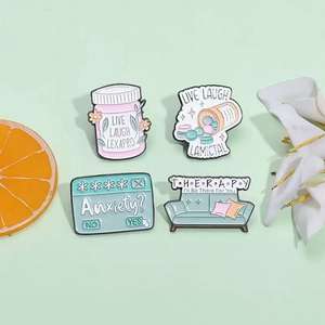 بروش زجاجة حبوب كارتون إبداعي دبوس معدني طبي لمهرجانات عيد الميلاد العيد الوطني عيد الهالويين تخرج جنية عيد الفصح - Product Image 3