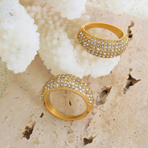 Bague entièrement incrustée de cristaux tchèques, style chic minimaliste Instagram, personnalisée, élégante, luxe discret, avec minuscules étoiles cloutées, inspirée des créations françaises. - Product Image 3