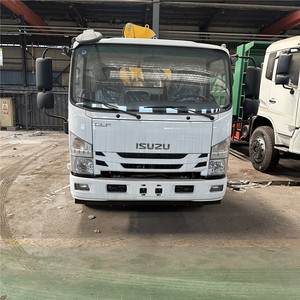 Truk ringan Isuzu 8-ton dengan lengan lipat derek dan tangga di ekor berfokus pada komponen bantalan inti - Product Image 3