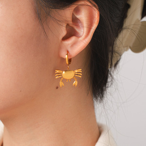 Pendientes de aro con diseño de cangrejo en acero inoxidable chapado en oro de 18K, temática oceánica, impermeables, no se decoloran, joyería delicada para mujer, para fiestas y uso diario. - Product Image 4