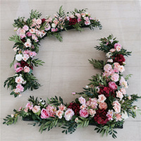 H05181 Guirlande de fleurs artificielles rouges et roses (pivoines, hortensias, roses) pour arche, chemin de table et décoration florale de mariage