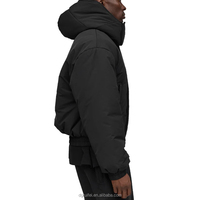 Maßgefertigte Winterjacke mit Stickerei-Logo, Reißverschlusstaschen, Daunenfüllung, Schwer Gepolsterte Kapuzenjacke im Boxy-Stil für Herren