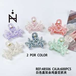Pince à cheveux à griffes en forme de double fleur de frangipanier blanche, 2 par couleur, boîte de 600 pièces - Product Image 3