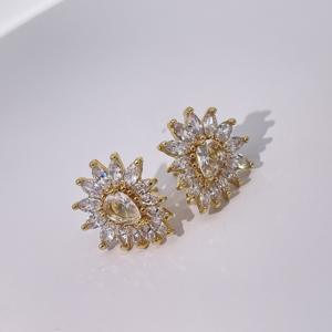 ต่างหูแบบติดหูสไตล์วินเทจสำหรับผู้หญิงจาก Tianyu Gems ทำจากทองเหลืองชุบทอง ประดับด้วยเพชรคิวบิกเซอร์โคเนียสีขาวทรงลูกแพร์ ดีไซน์ดอกทานตะวัน - Product Image 2