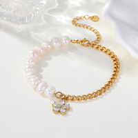 Bracelet pour femme réglable en or plaqué PVD 18 carats fait main avec chaîne mixte, perle d'eau douce naturelle et breloque fleur en cristal, idéal pour un mariage