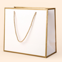 Sac en papier de luxe personnalisé et recyclable avec logo, en papier couché doré de qualité supérieure, avec poignée longue, pour emballage cadeau