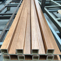 Precio al por mayor Panel de pared estriado de grano de madera Revestimiento de pared de PVC WPC para decoración de interiores