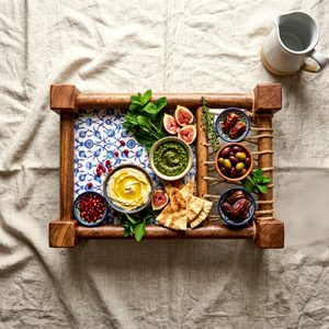 Bandeja Redonda de Madera Ecológica Estilo Mediterráneo con Inserto con Patrón Azul y Blanco para Regalos, Diseño Moderno - Product Image 1