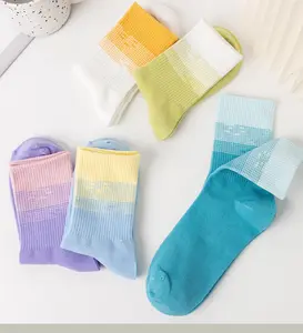 WUYANG fabrika degrade kadın çorap moda ekip çorap serbestçe renk eşleştirme çorap nefes