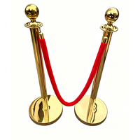 Poteau de délimitation rond doré brillant avec corde en velours rouge pour événements de cérémonie et tapis rouge