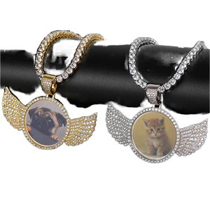 Colgante de medallón con foto personalizada en blanco, chapado en oro de 18 quilates, con circonitas y diamantes, estilo hip hop, para hombre y mujer, ideal para fiestas y ocasiones especiales. - Product Image 4