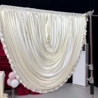 Tirai Latar Belakang Elegan Warna Ivory dengan Hiasan Bergelombang dan Lipit untuk Dekorasi Panggung Pernikahan
