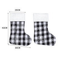 Chaussettes de Noël traditionnelles en polyester peluche gris et blanc avec broderie flocon de neige, personnalisables avec logo, pour cheminée – Nouveauté 2026, Vente Flash