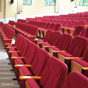 Chaises d'auditorium Manwa Expo HB652-3 en hêtre rouge jujube avec accoudoirs pour salle de théâtre scolaire - Product Image 2