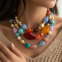 Collier en résine style Maillard vintage, avec grosses perles acryliques géométriques irrégulières et peintes, imitation pierres précieuses