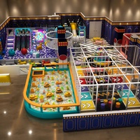 Équipement de terrain de jeu intérieur commercial de luxe, thème, fosse à sable sensorielle, fosse à balles, grille blanche, labyrinthe d'escalade, écran interactif