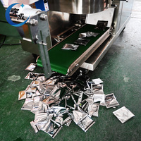 Machine d'emballage de thé entièrement automatique adaptée à l'emballage du thé dans des sachets intérieurs et extérieurs.