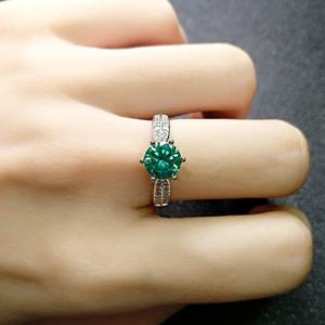 แหวนหมั้นเพชรโมอิสซาไนต์สีเขียว 2 กะรัต ทองแท้ 14K สไตล์เรียบง่ายแบบกำหนดเอง เครื่องประดับเพชรโมอิสซาไนต์ - Product Image 2