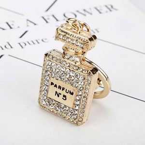 Porte-clés créatif en métal avec strass, pendentif de voiture orné de diamants, flacon de parfum imprimé en émail, pendentif de sac pour femme - Product Image 4