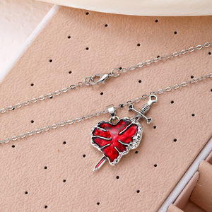 Collier pendentif en forme de cœur, épée en métal rouge perforant le cœur, bijoux unisexes, cadeau, colliers pendentifs raffinés - Product Image 4