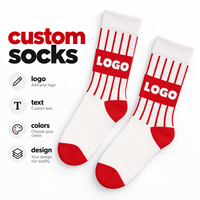 Chaussettes de sport personnalisées blanches et rouges avec logo textuel intégré, design à rayures verticales, illustrations personnalisées, couleurs d'équipe, service OEM ODM