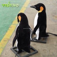 Matériau éponge en caoutchouc de silicone d'intérieur de pingouin artificiel grandeur nature pour centres commerciaux maisons de jeux publiques parcs d'aventure jardins