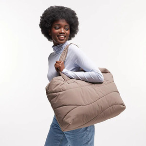 Sac pour ordinateur portable pour le travail, les voyages et la salle de sport avec design multi-poches pour femmes - Sac à bandoulière en nylon durable, sac fourre-tout matelassé - Product Image 2