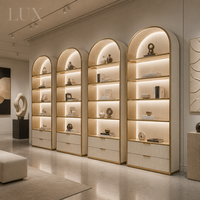 Vitrine de présentation arquée moderne en crème avec éclairage LED et étagères cannelées pour salon, boutique, magasin de cosmétiques