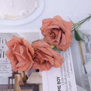 Composizione di 3 Rose Artificiali ad Angolo per Decorazioni Matrimoniali, Soggiorno, Fotografia e Accessori per Set Fotografici - Product Image 4