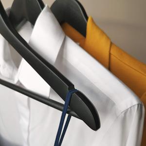Cintre en plastique velours personnalisé pour vêtements, cintre en velours noir avec logo - Product Image 5