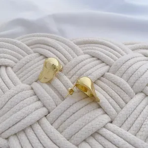 Vintage trendige Ohrringe gedrehte klobige Doppelohrringe einfache barocke Perlenform 18K Gold plattiert Messing-Ohrringe für Damen