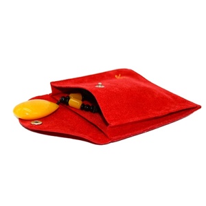Pochette à bijoux personnalisée en velours doux rouge avec logo doré et compartiment - Product Image 4