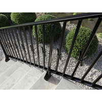 Rampe d'escalier moderne en fer forgé sur mesure avec balustres verticaux pour extérieur, idéale pour les projets de villas et de bâtiments résidentiels