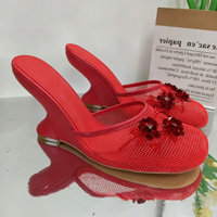 Sandales compensées à bout fermé en résille respirante style créateur 2026 avec motif floral, faible MOQ, livraison rapide pour femmes