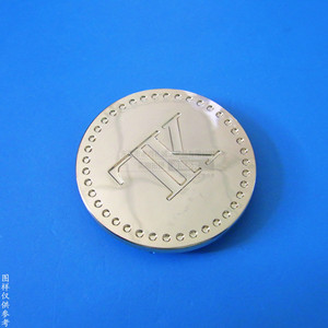 Badge métallique circulaire personnalisé avec design à clous, sans nickel, accessoire de logo de luxe pour quincaillerie de bagages - Product Image 1