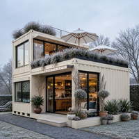 Maison mobile préfabriquée à deux étages avec une large façade vitrée et un balcon