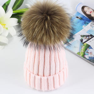 Bonnets d'hiver pour femmes avec logo personnalisé Bonnets en <span class=keywords><strong>fourrure</strong></span> de velours de qualité luxueuse avec pompons et doublure de crâne Bonnets Skullies tricotés pour filles à la mode - Product Image 4
