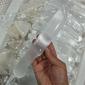 Coltello <span class=keywords><strong>in</strong></span> Selenite Bianca Intagliato a Mano, Cristallo di Quarzo Curativo, Artigianato <span class=keywords><strong>in</strong></span> Pietra Naturale - Product Image 1