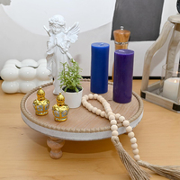Plateau rond en bois avec support vertical en forme de tuyau de style farmhouse et bords perlés pour la décoration. Support de présentation pour cupcakes en papier.
