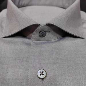 Chemise pour homme sur mesure, col rabattu gris |   100% coton |   ODM sur mesure haut de gamme |   Tissus chinois de qualité supérieure |   Géométrique d'été - Product Image 3