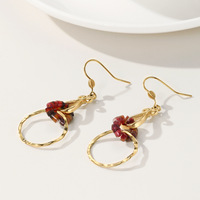 Boucles d'oreilles créoles pendantes en acier inoxydable plaqué or 18 carats avec perles rouges martelées pour femme, cadeau, vente en gros, OEM