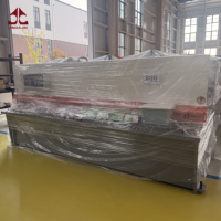 Cisaille à poutre oscillante hydraulique QC12Y 8x4000mm avec contrôle numérique intelligent, système NC en option et pompe moteur à économie d'énergie pour