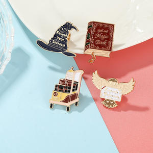 Spilla in lega smaltata placcata oro con motivo Cappello da strega dei cartoni animati, Libro di magia e Gufo, a tema Accademia di Magia, Disponibile - Product Image 1