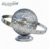 Sculpture sphérique ajourée découpée au laser en acier inoxydable miroir, motif géométrique en treillis, anneau forgé à la main moderne, art métallique Orbit Ring pour Plaza et Hôtel