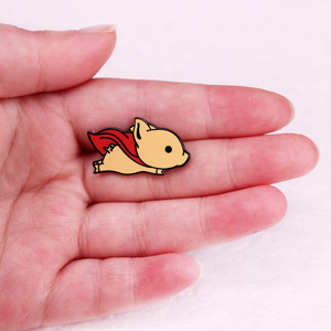Bir pelerin, sevimli bir hayvan rozeti ile bir karikatür kahraman Piglet özel broş rozeti Pin aksesuarı - Product Image 2